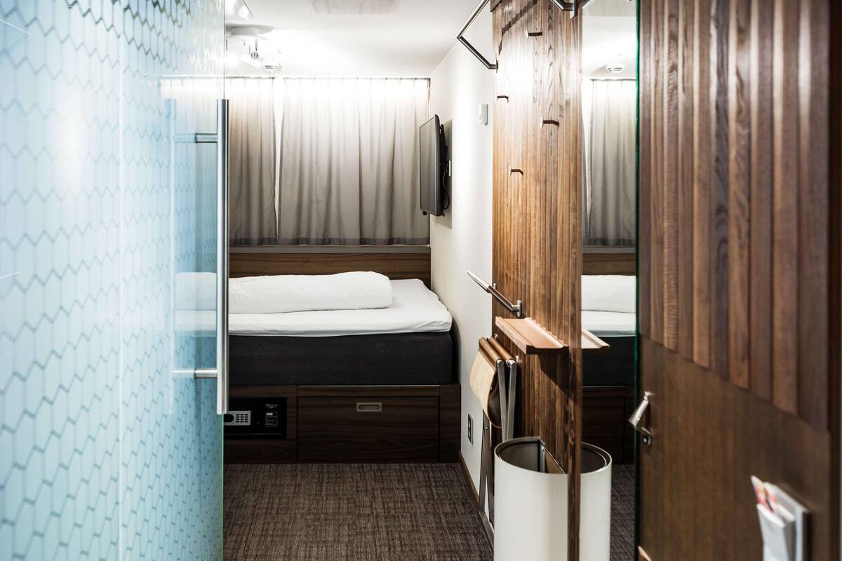 In-room safe, desk, laptop workspace, soundproofing