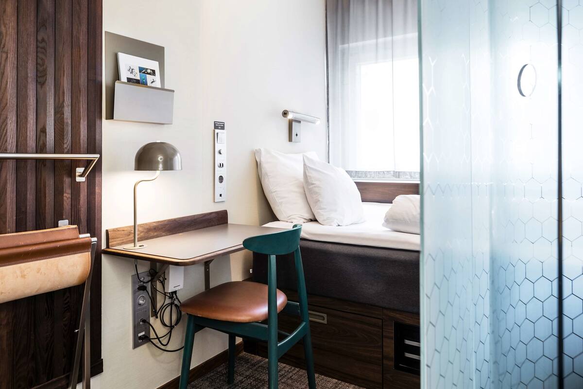 Standard Room, 1 Single Bed, Non Smoking | In-room safe, desk, laptop workspace, soundproofing
