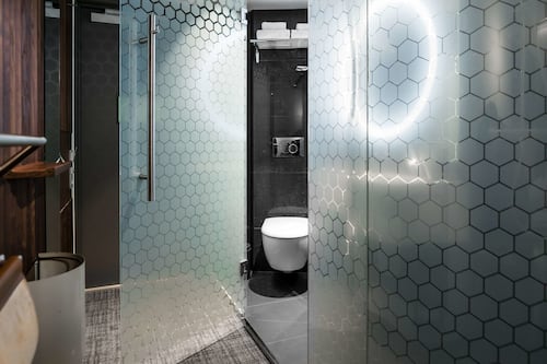 Standardzimmer, 1 Einzelbett, Nichtraucher, ohne Fenster | Badezimmer | Dusche, Regendusche, Haartrockner, Handtücher