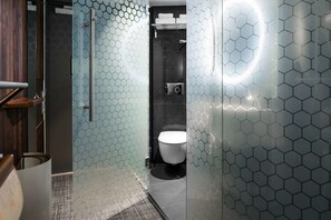 Habitación estándar, 1 cama individual, para no fumadores, sin ventanas | Baño | Regadera, regadera tipo lluvia, secadora de cabello, toallas 