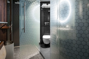 Quarto standard, 1 cama de solteiro, para não fumantes, sem janelas | Banheiro | Chuveiro, chuveiro com efeito de chuva, secador de cabelo