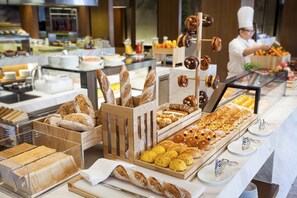Desayuno buffet todos los días (con cargo) 