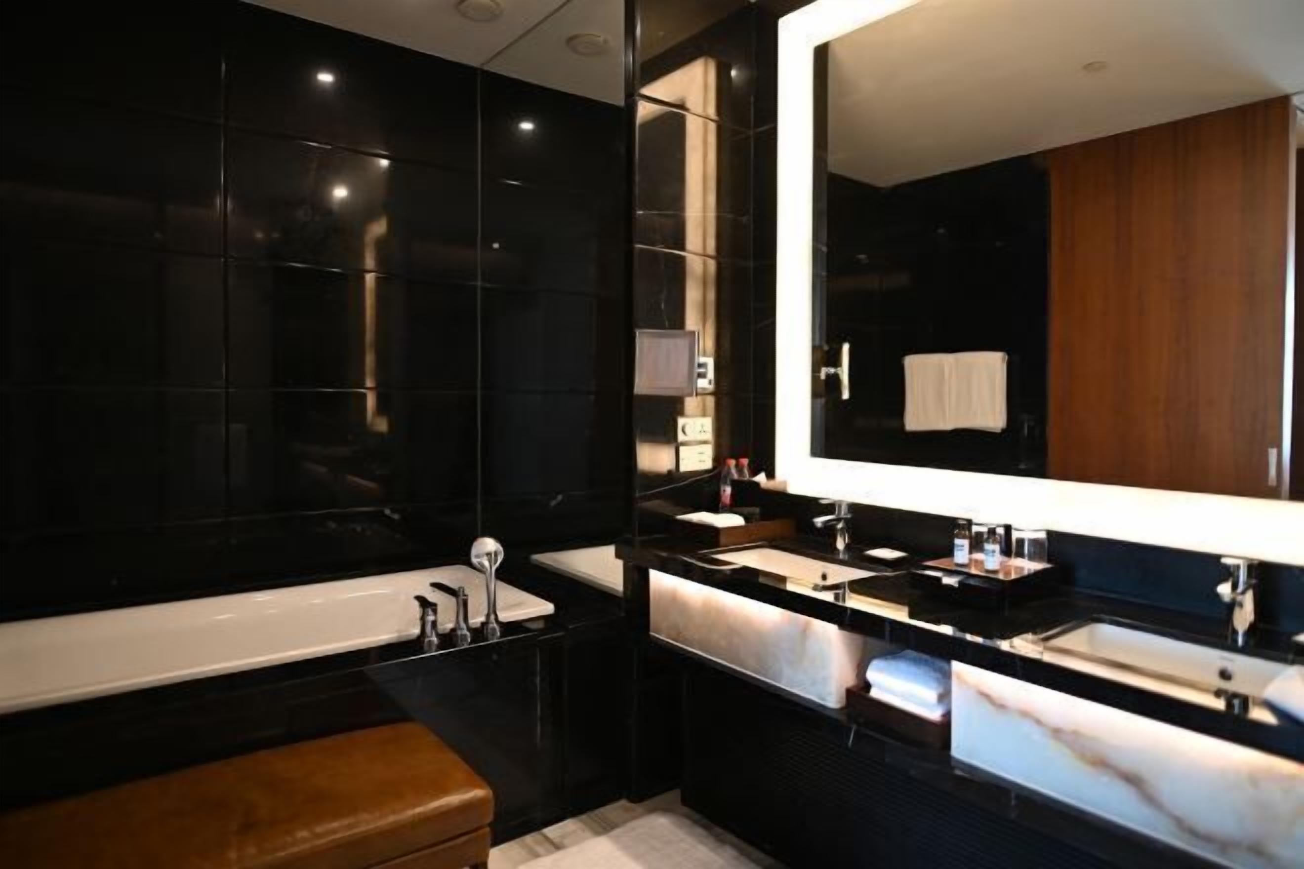 Tina y regadera independientes y regadera tipo lluvia 