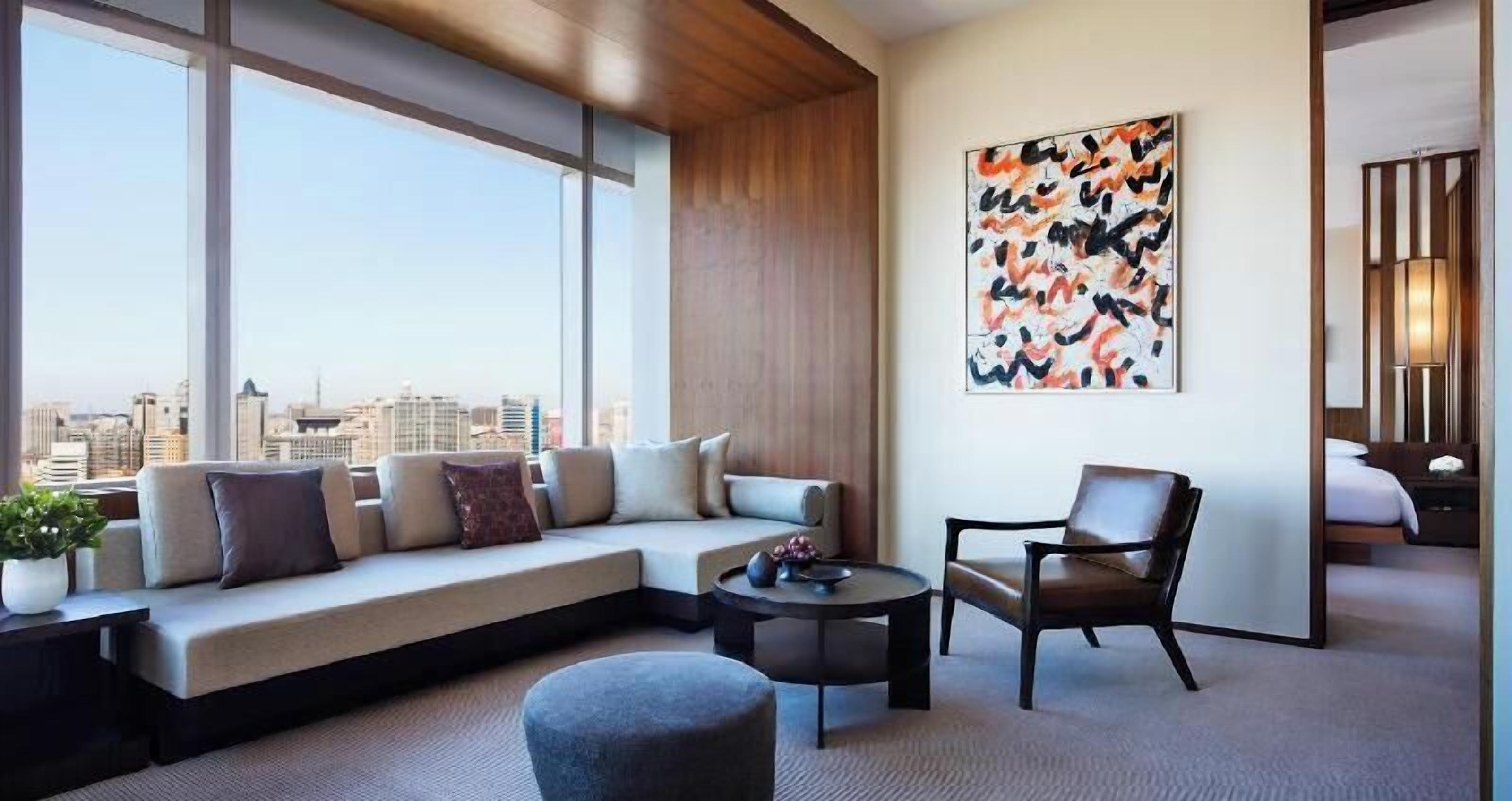 Wohnbereich | 48-Zoll-LCD-Fernseher mit Satellitenempfang, Fernseher