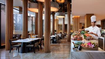 2 restaurantes; se sirve desayuno, almuerzo y cena; cocina internacional