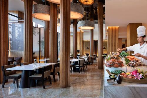 2 restaurants, breakfast, lunch, dinner served; international cuisine