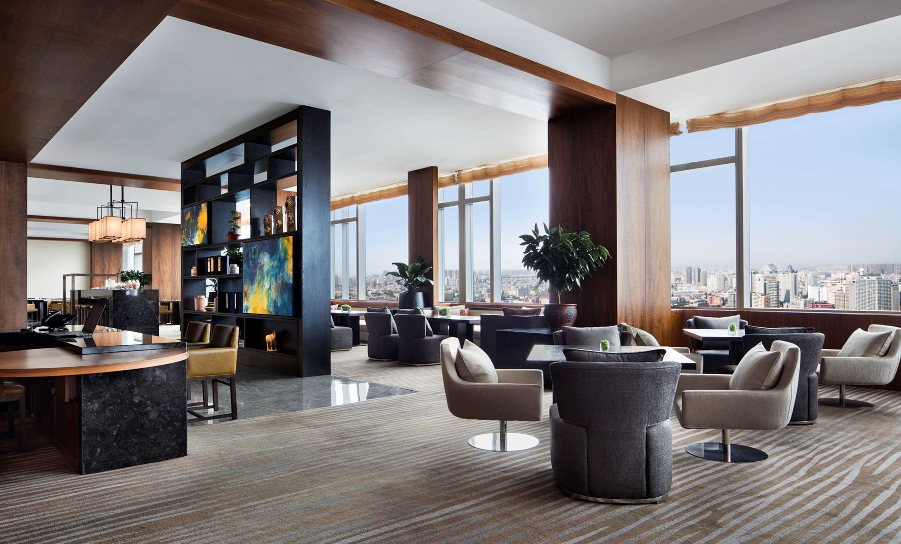 lobby lounge, garden views, open daily