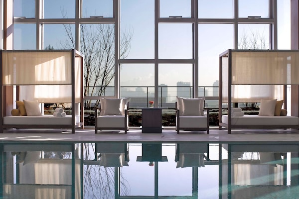 Hồ bơi trong nhà, mở cửa từ 6:00 đến 23:00, lều miễn phí