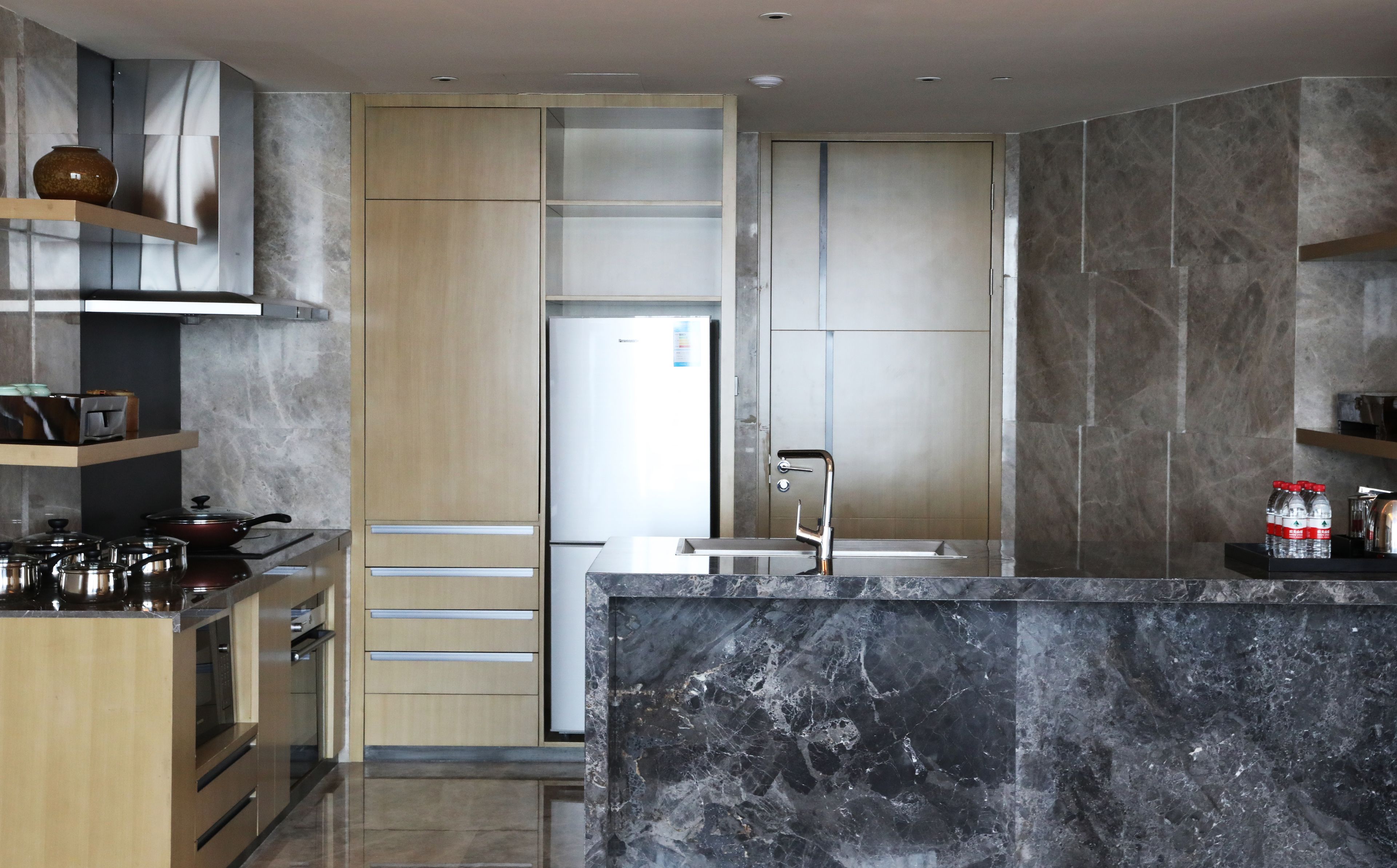 fridge, coffee/tea maker