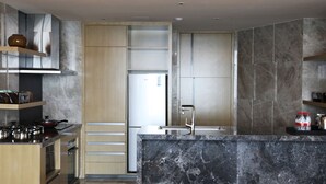 Coffee/tea maker, fridge - Hyatt Regency Wuxi (Wuxi)