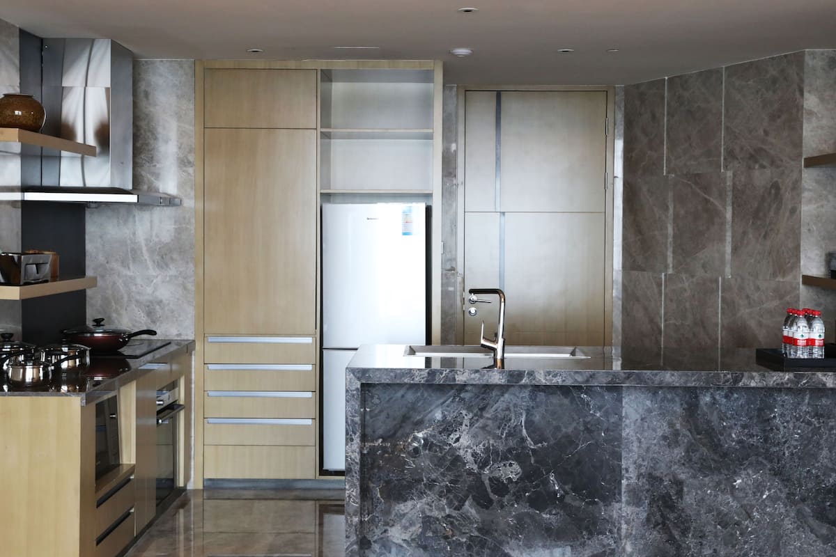 fridge, coffee/tea maker