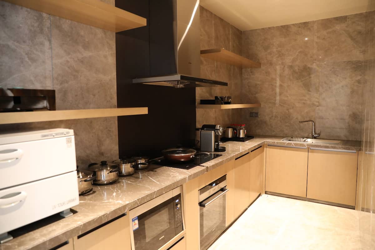 fridge, coffee/tea maker