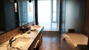 Suite, 1 cama de matrimonio grande (Regency Suite) | Baño | Bañera y ducha independientes y cabezal de ducha tipo lluvia