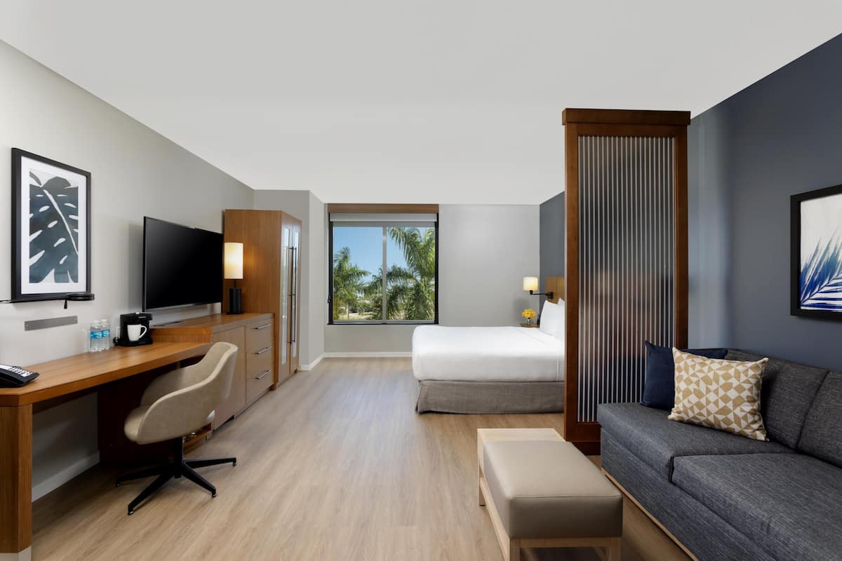 Room, 1 King Bed with Sofa bed, Accessible, Bathtub | Premium bedding, pillowtop beds, in-room safe, desk