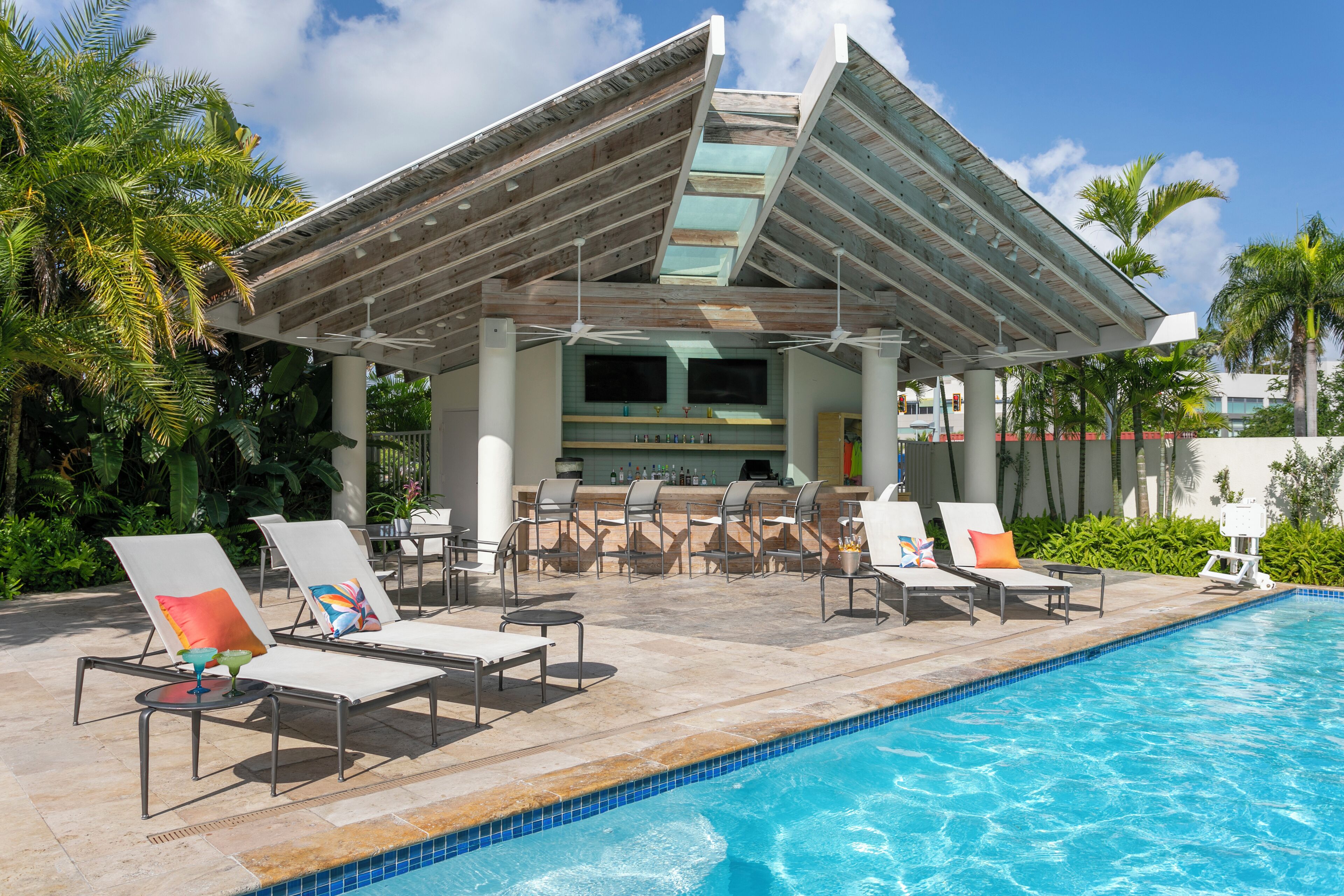 Utendørsbasseng, bassengparasoller og solsenger