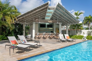 Utomhuspool, öppet 06.00 till 22.00, parasoller och solstolar