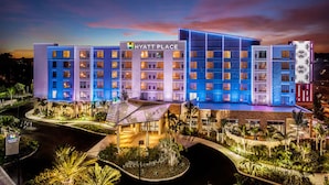 Un hotel de diverses plantes amb un disseny modern, amb un prominent cartell de 'Hyatt Place'.
