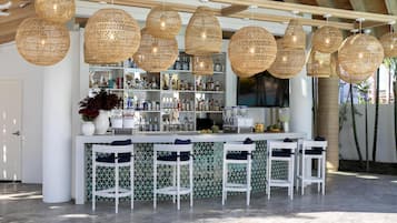 Kolam renang terbuka, dibuka dari pukul 6:00 hingga 22:00, payung kolam