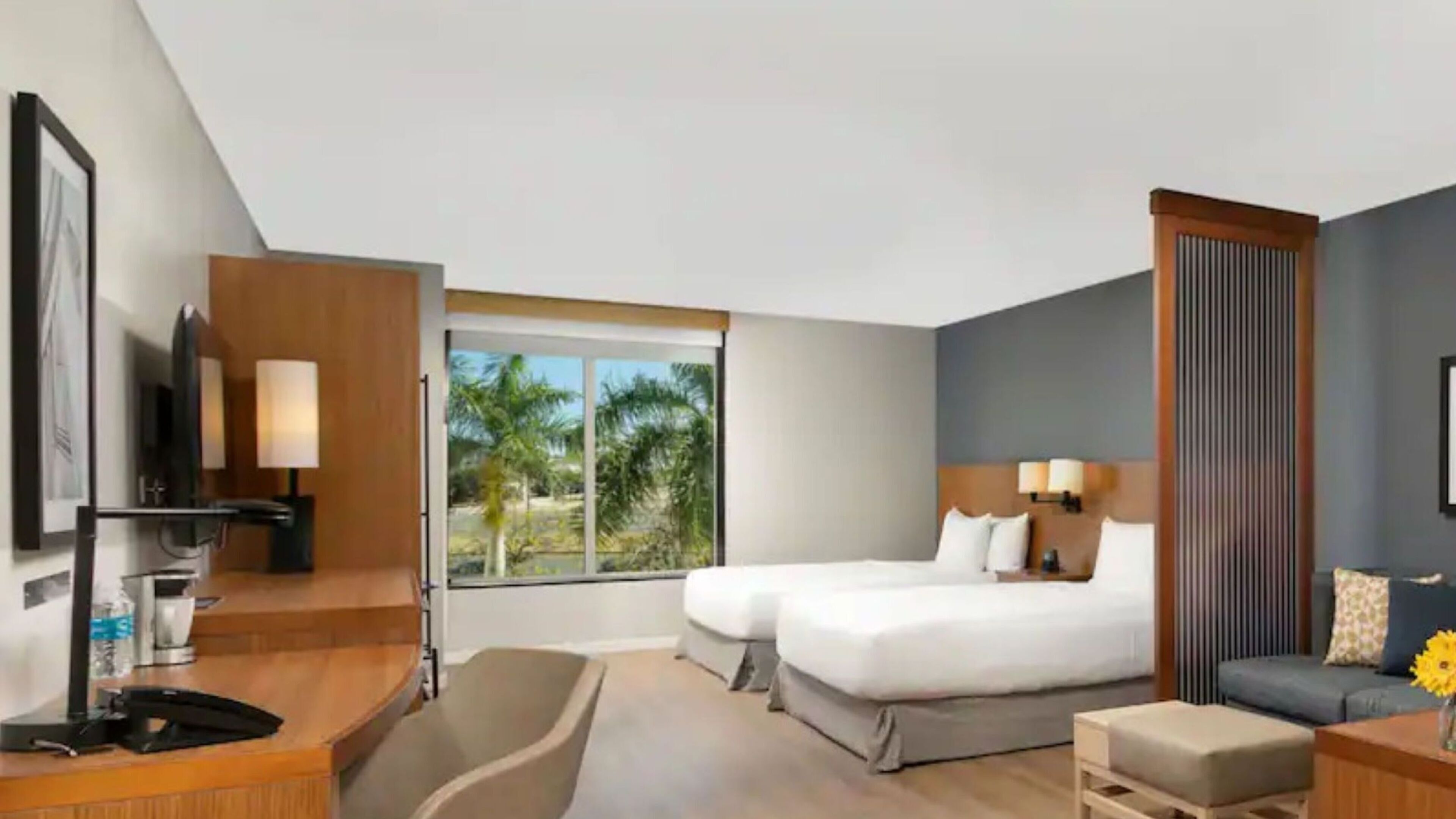 Rom, flere senger, tilgjengelighetstilpasset badekar, utsikt mot bukt | Utsikt fra rommet