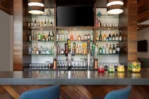 2 Bars/Lounges