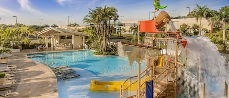 Utendørsbasseng, bassengparasoller og solsenger