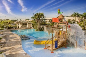 Una piscina al aire libre, sombrillas, sillones reclinables de piscina