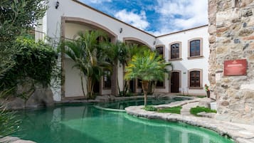 Una piscina al aire libre