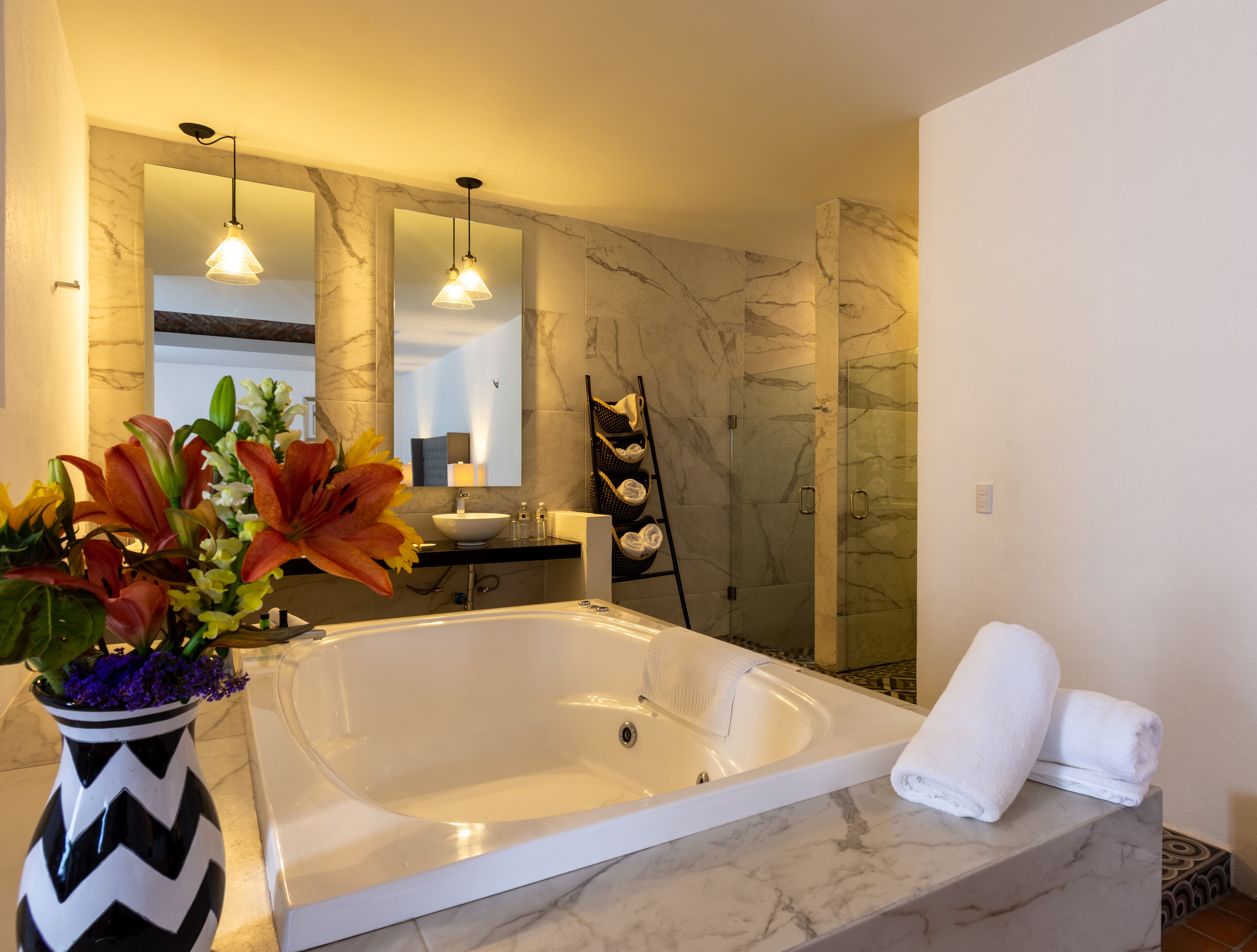 suite | jetted bathtub