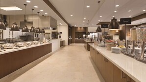 Makan malam dihidangkan 