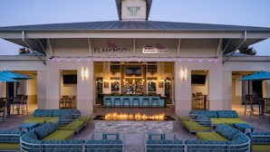 Un restaurant doté d’une terrasse, d’un bar et d’un foyer.