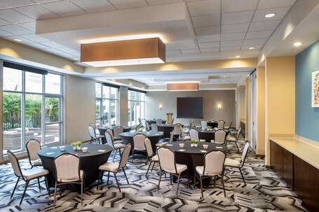 SpringHill Suites Orlando at FLAMINGO CROSSINGS Town Center Western Entrance - Image 32