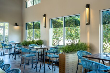 SpringHill Suites Orlando at FLAMINGO CROSSINGS Town Center Western Entrance - Image 4