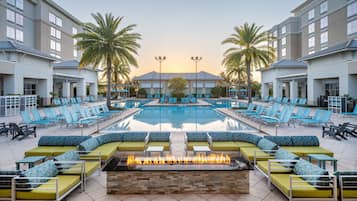 Utomhuspool och uppvärmd pool