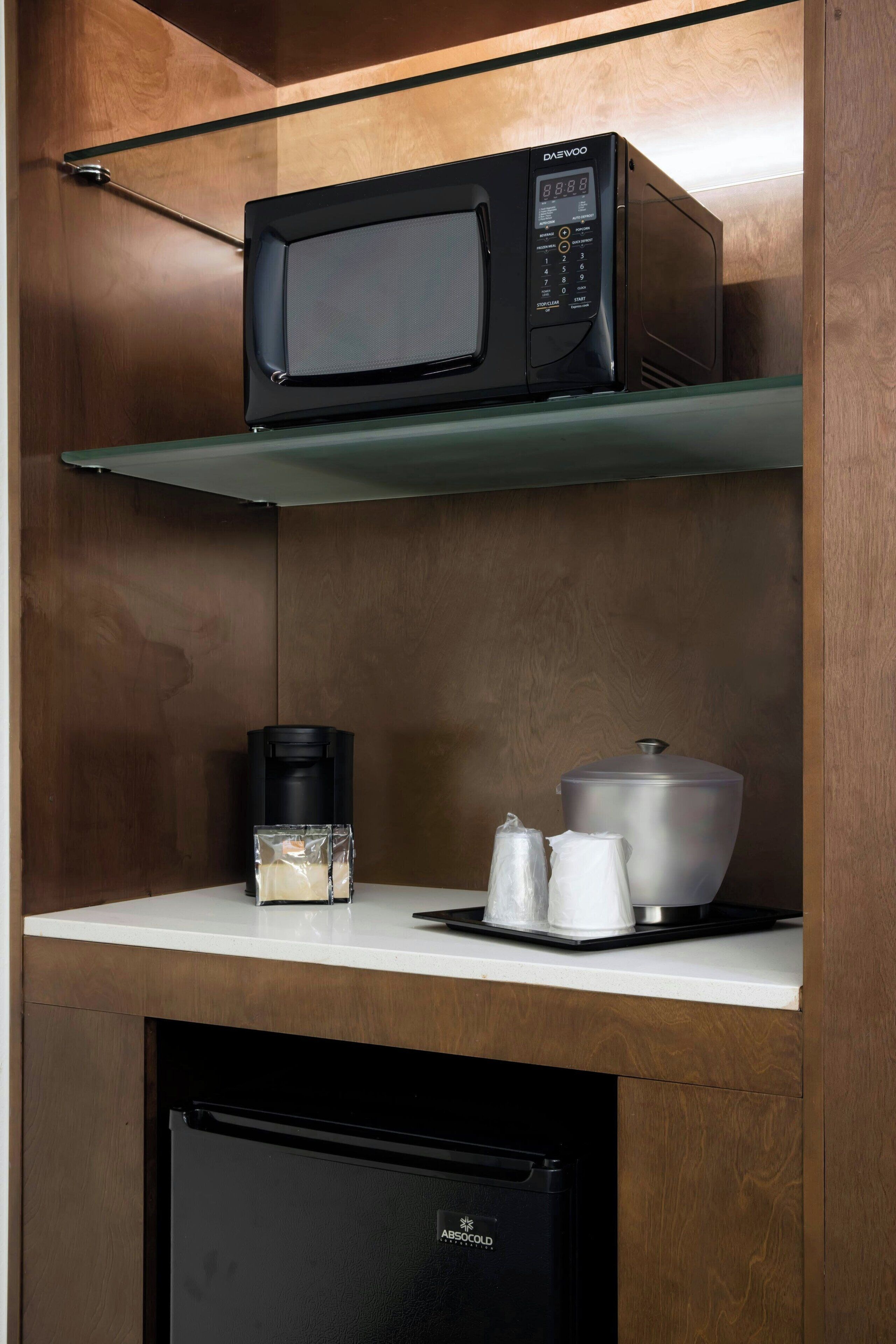 1 bedroom, premium bedding, desk, laptop workspace