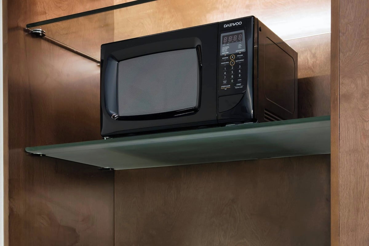 1 bedroom, premium bedding, desk, laptop workspace