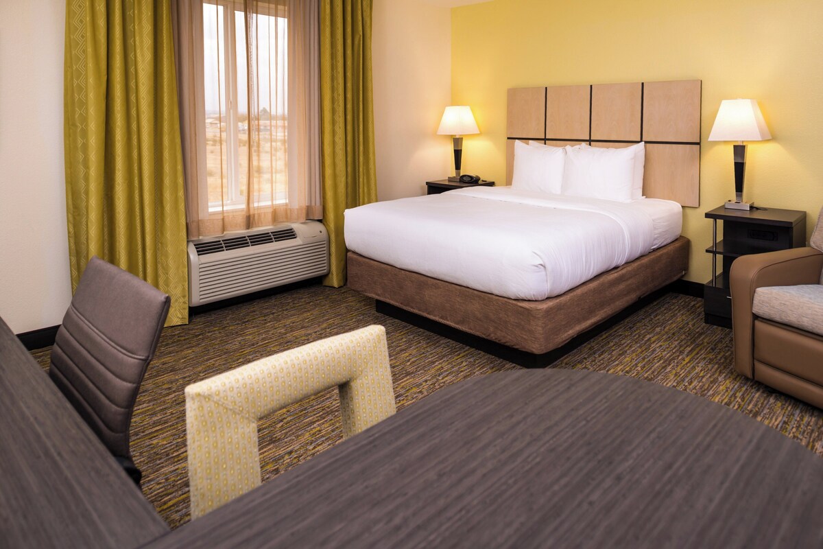 Premium bedding, desk, iron/ironing board, free cots/infant beds