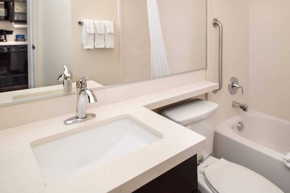 combined shower/bathtub, hair dryer, towels