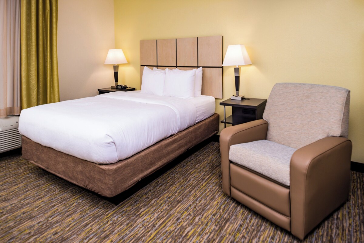 Premium bedding, desk, iron/ironing board, free cots/infant beds