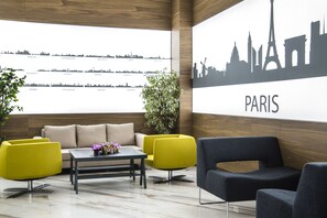 Coin salon dans le hall