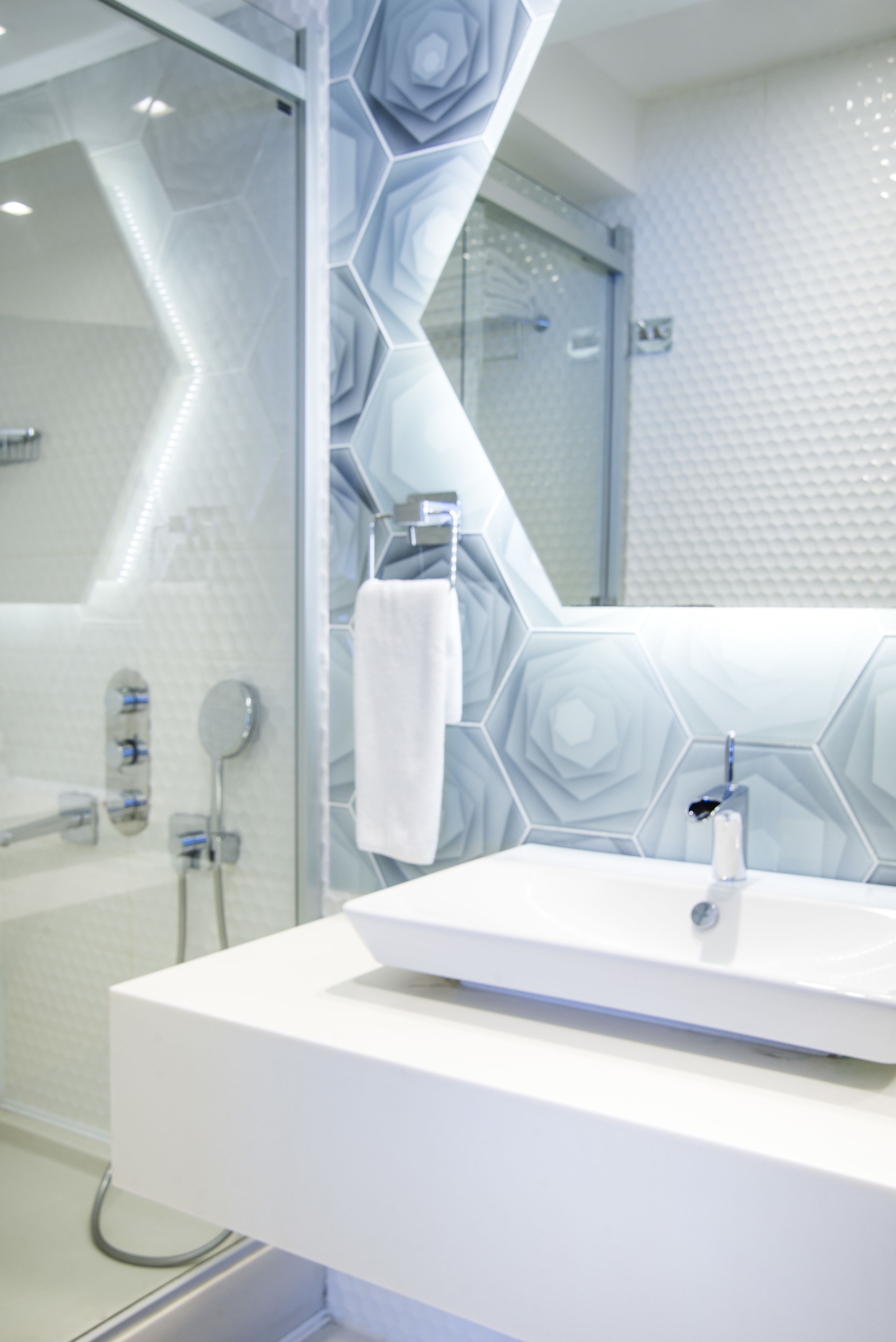 Standard Room, 2 Twin Beds | Bathroom | Combined shower/tub, free toiletries, hair dryer, slippers