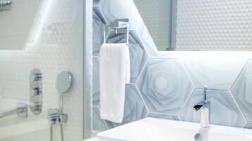 Standard Room, 2 Twin Beds | Bathroom | Combined shower/tub, free toiletries, hair dryer, slippers
