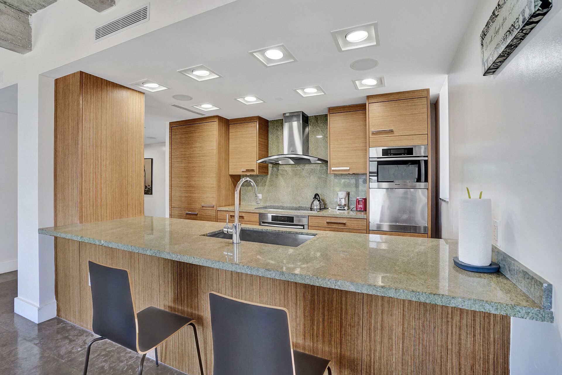 Apartamento premium, 2 quartos, 2 banheiros, vista para a praia | Cozinha privada | Geladeira grande, micro-ondas, cooktop, lava-louças