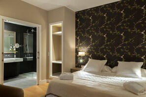 Superior Suite, 1 King Bed with Sofa bed (3 People) | Bathroom | Shower, rainfall showerhead, free toiletries, hair dryer - Suites Murillo Catedral (Seville)