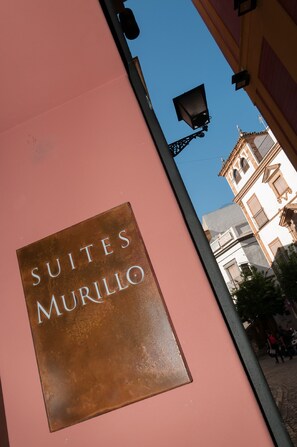 Property entrance - Suites Murillo Catedral (Seville)