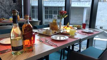 Breakfast, lunch, dinner served; international cuisine