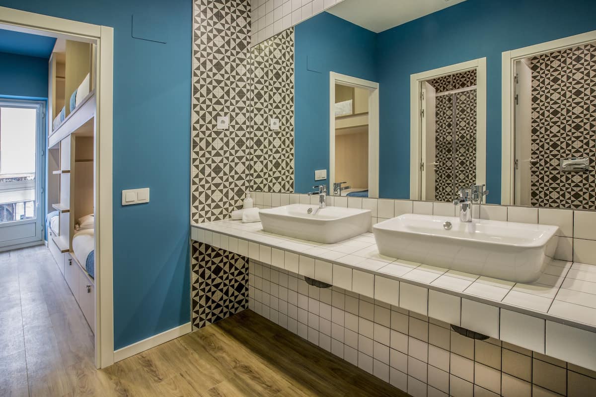 Badkamer met wastafel