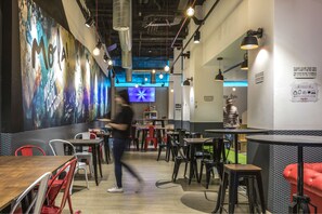 Bar (on property) - Mola Hostel (Madrid)