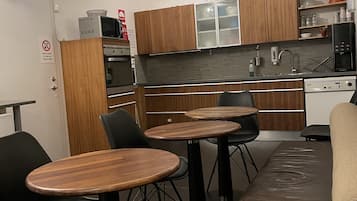 Quarto triplo básico, banheiro compartilhado | Cozinha privada | Refrigerador em uma área comum, micro-ondas em uma área comum