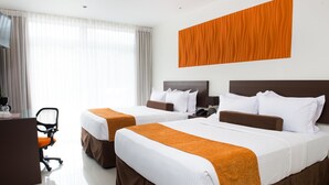 A hotel room with two beds, a desk, and a chair. - Hotel Latitud 15 (San Pedro Sula)