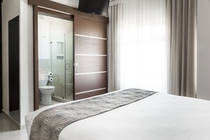 商务单人房, 无障碍, 城市景观 | 高档床上用品、办公桌、笔记本电脑工作区、熨斗/熨衣板